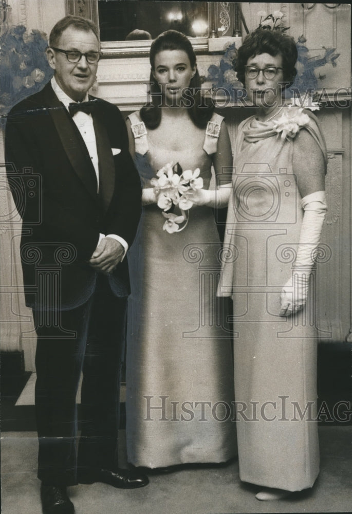 1967 Press Photo Susan Walters and her parents at a dance at Mountain Brook Club- Historic Images