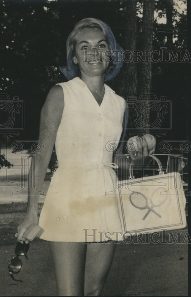 1970 Press Photo Mrs. Callom Walker Junior of Scribblers with Tennis Bag- Historic Images