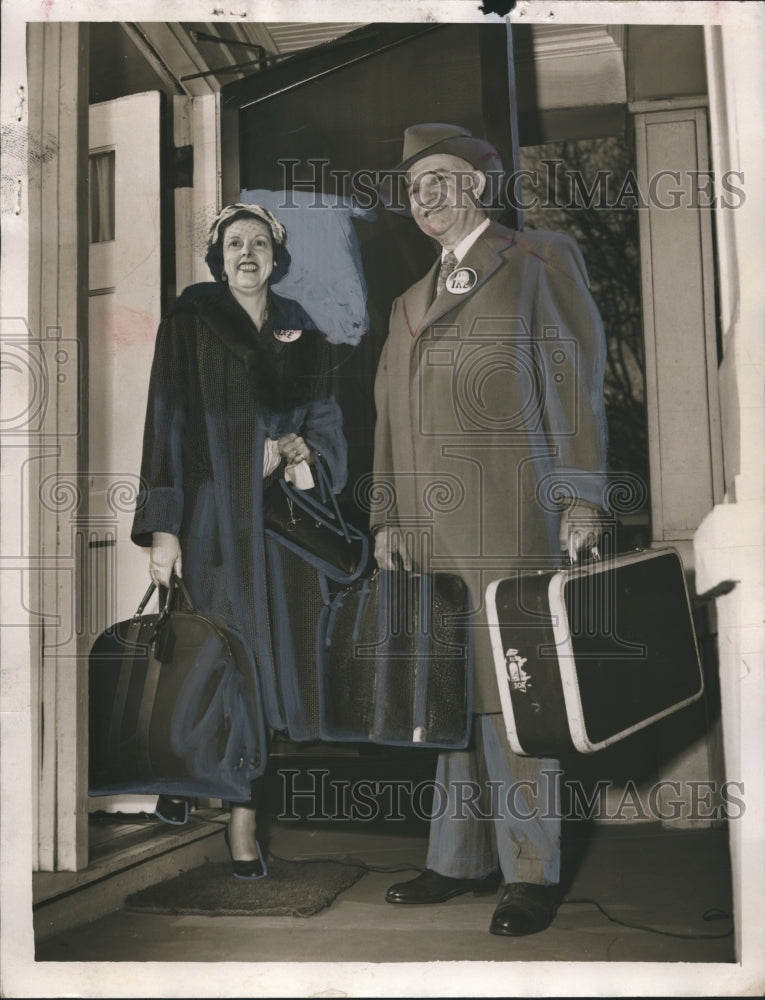 Load image into Gallery viewer, 1953 Press Photo Mr. and Mrs. Claude Vardaman, Politician and Wife - abna29034
