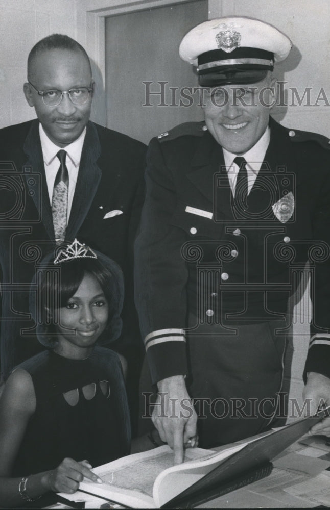 1966 Press Photo Traffic Captain George Wall, Jan Reed and Other at High School- Historic Images