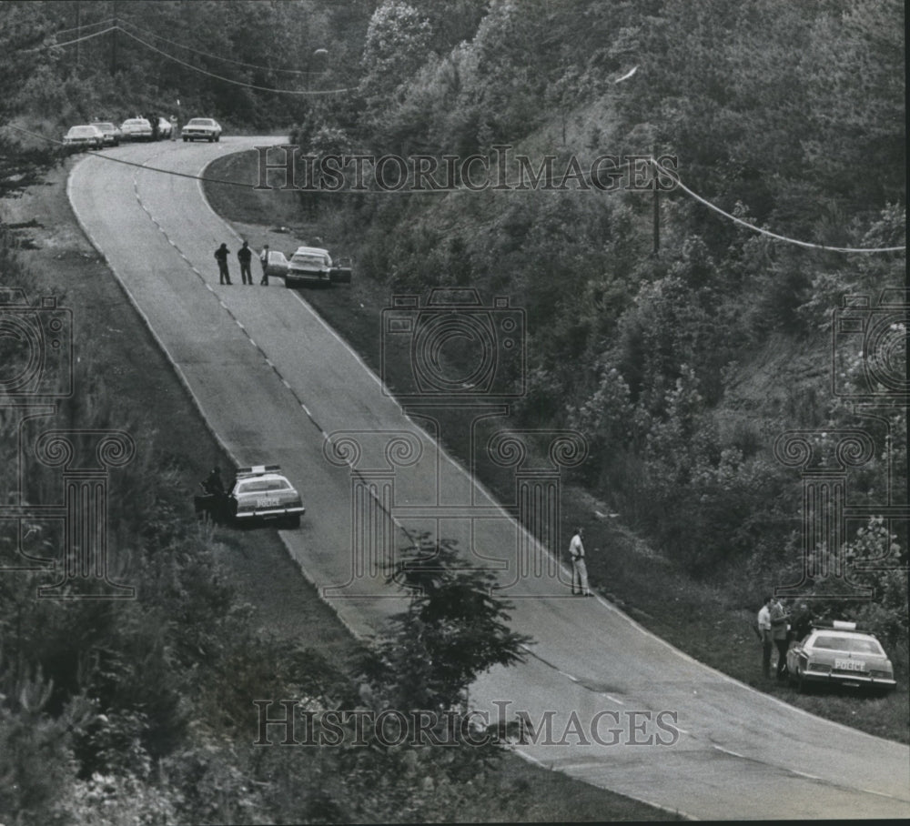 1975 Press Photo Alabama police officers searching woods for robbery suspects