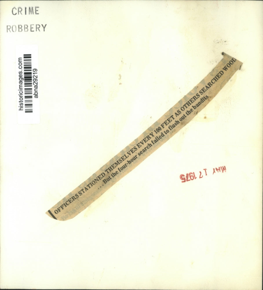 1975 Press Photo Alabama police officers searching woods for robbery suspects