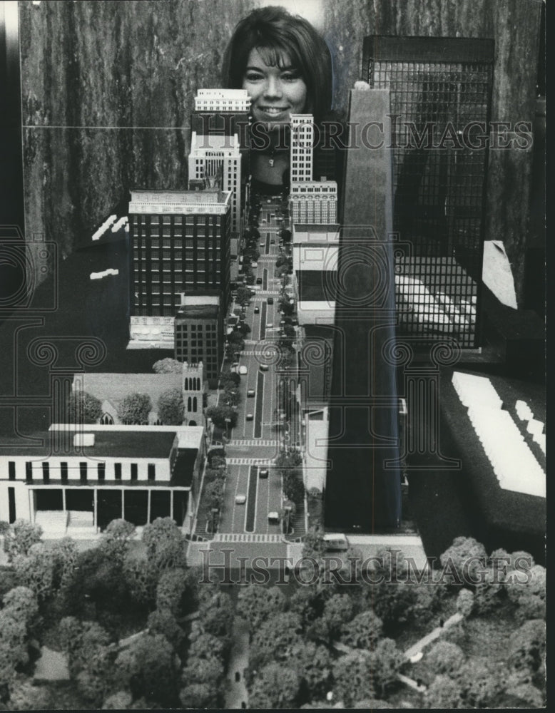 1973 Press Photo stenographer, Patti Topazi &amp; model of downtown Birmingham, AL- Historic Images