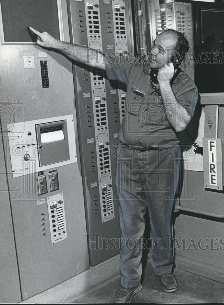 1974 Press Photo engineer Tommy Ryan Aid for Birmingham Fire Department, Alabama- Historic Images