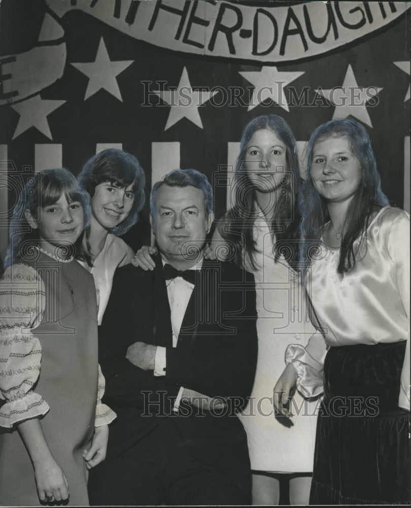 1971 Press Photo Doctor Gilder Wideman with four daughters at School Banquet- Historic Images