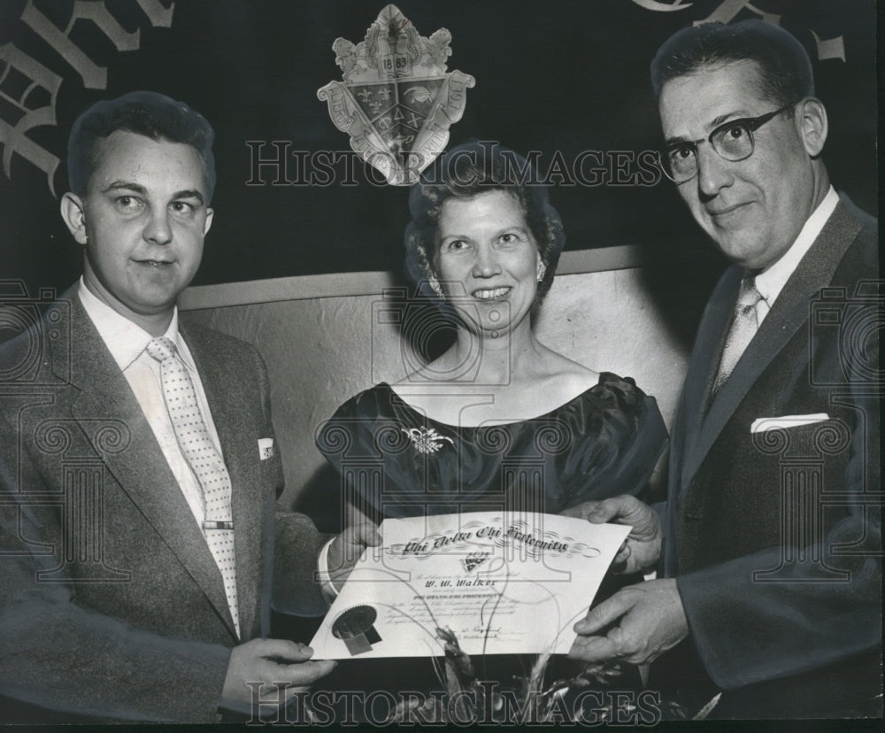 1957 Press Photo Mr. W. W. Walker was honored at a banquet by Fraternity, Award- Historic Images