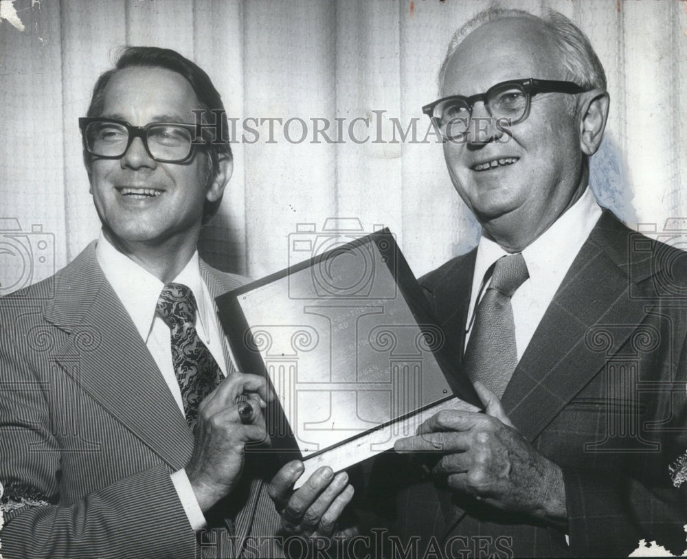 1974 Press Photo News Writer Irving Beiman and Second Man Hold Plaque- Historic Images