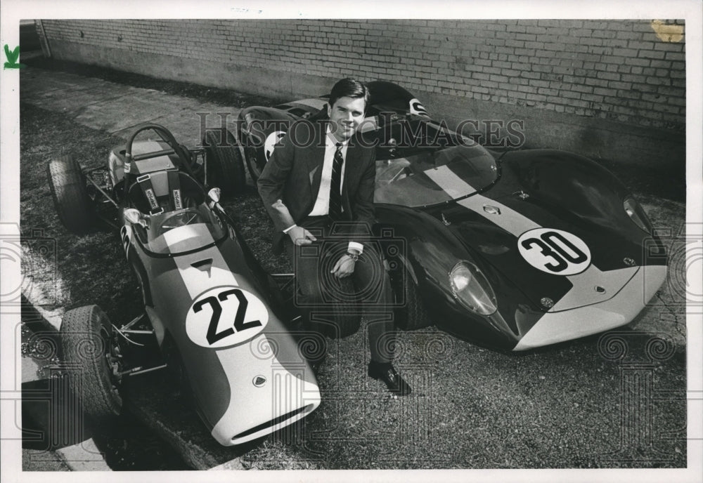 1987 Press Photo David Whiteside beside vintage racing cars - abna30042- Historic Images