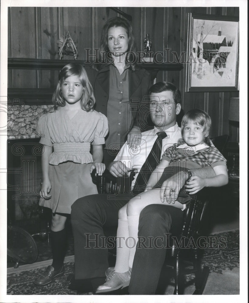 1974 Press Photo Jim Haise and family, newcomers to Birmingham Alabama- Historic Images