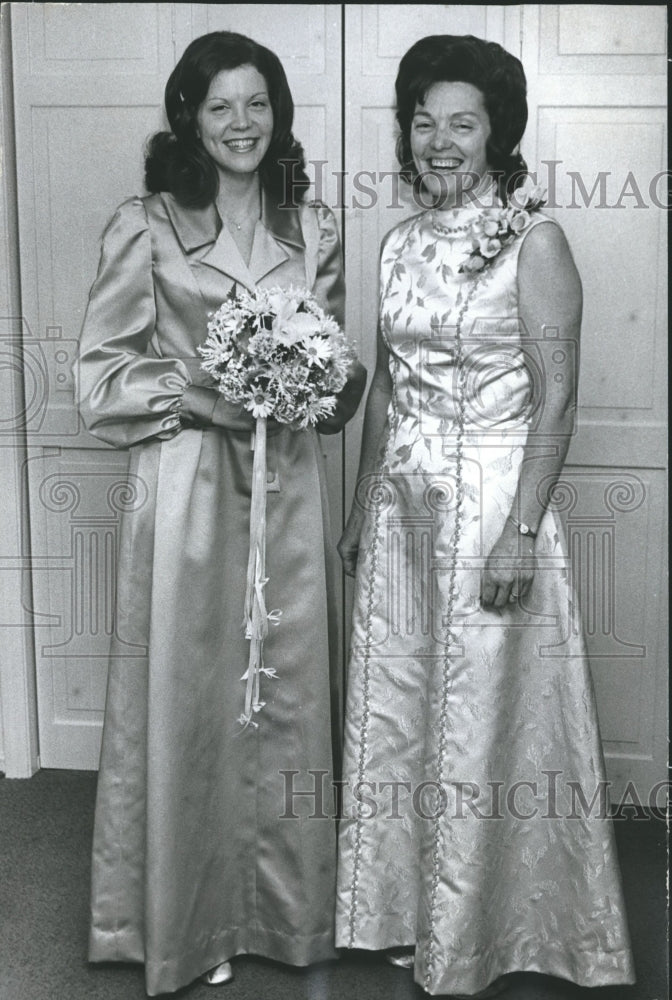 1973 Press Photo Poinsettia debutante Patricia Faulkenberry with Mother at Event- Historic Images