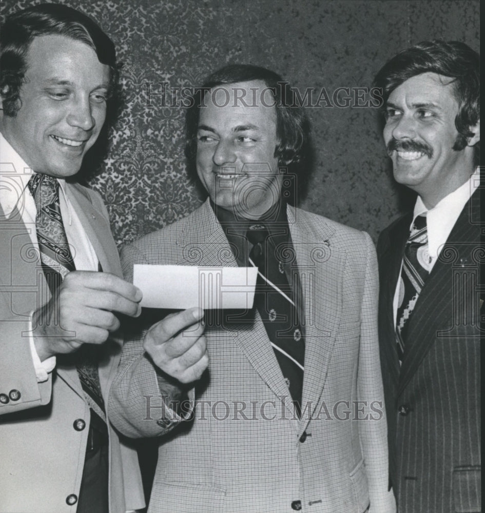 1975 Press Photo Birmingham Jaycees Foundation Officer Joe Fuller with Others- Historic Images