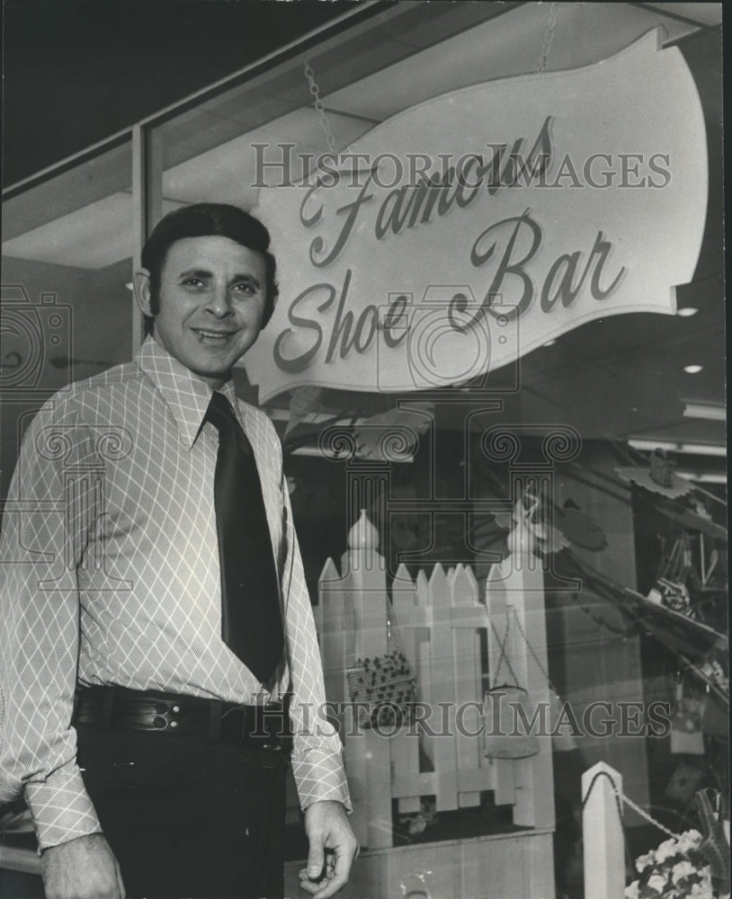 1972 Press Photo Terry Fierman, manager and part owner of Famous Shoe Bar- Historic Images