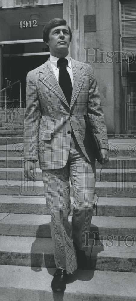 1975 Press Photo Doctor George hardy, in front of Public Health Building- Historic Images