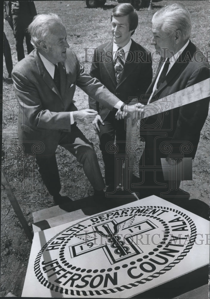 1972 Press Photo George Hardy, with others at steps with Health Department sign- Historic Images