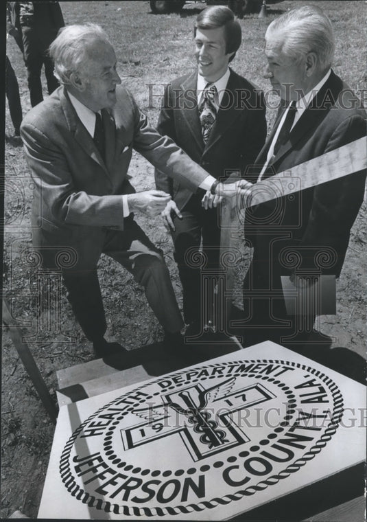 1972 Press Photo George Hardy, with others at steps with Health Department sign- Historic Images