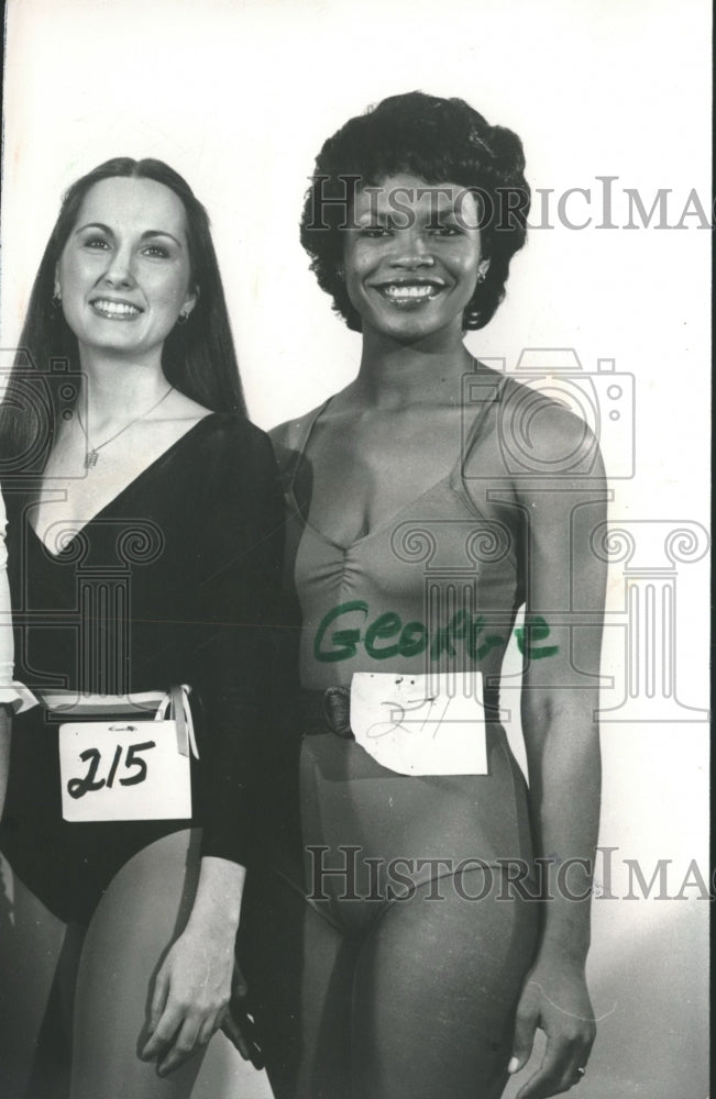 1983 Press Photo Shay George with unknown person, sues Birmingham Stallions - Historic Images