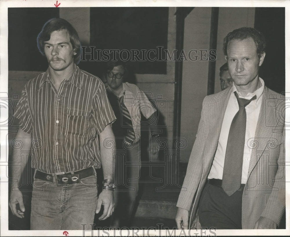 1974 Press Photo Jackie Farris, left, at Gordon Zuck Murder Trial with Others- Historic Images