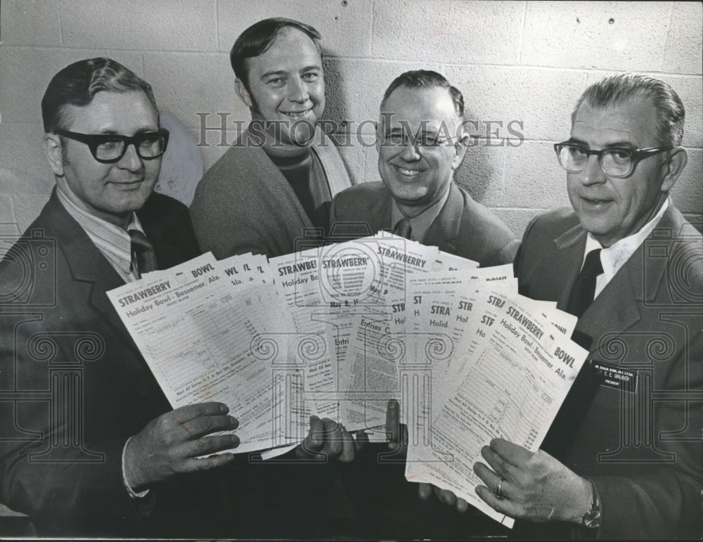 1971 Press Photo Strawberry Bowling tournament officials, Dr. E. Gruber & others - Historic Images