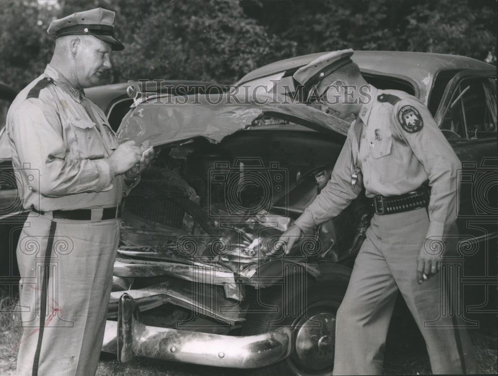 1954 Press Photo Silas Garrett Attorney General at scene of car crash - Historic Images