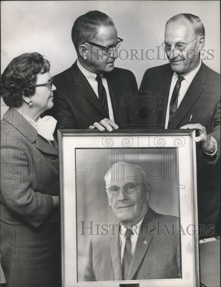 1965 Press Photo Louis Jenkins and others beside Jenkins portrait- Historic Images