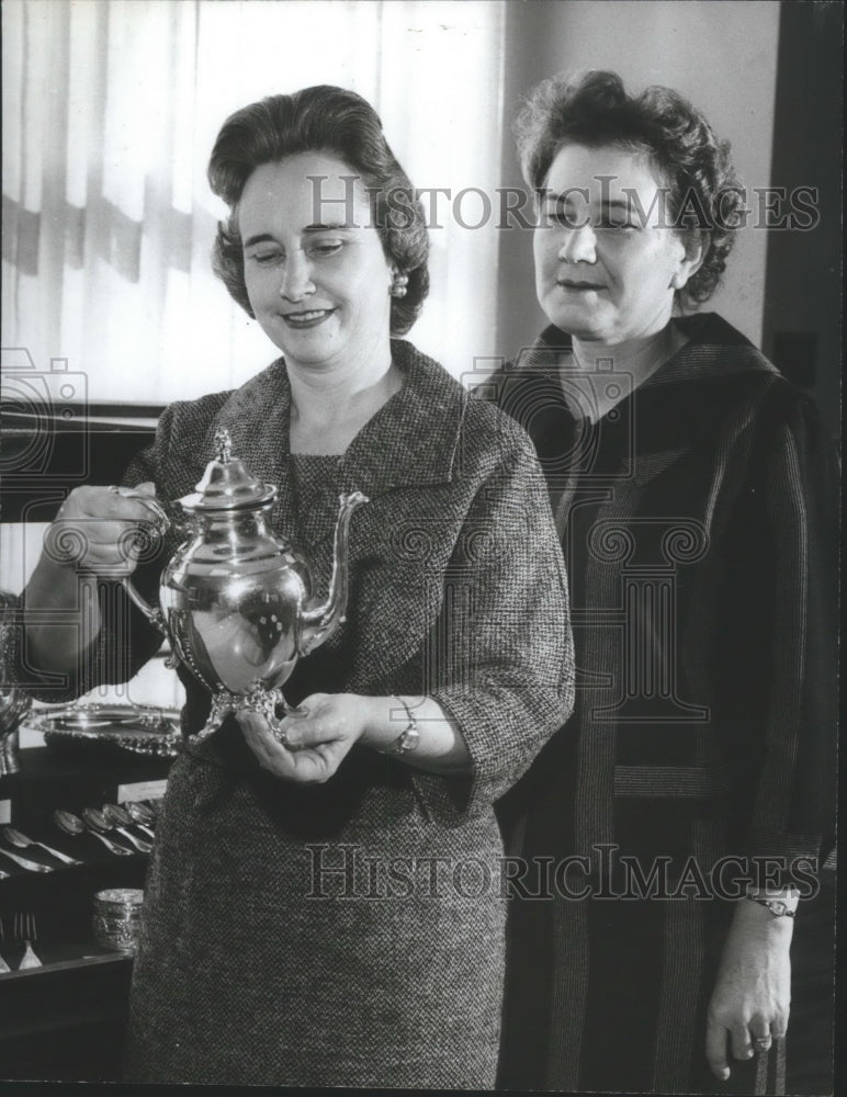 1963 Press Photo Mrs. Harvey Hooks and Mrs. C. W. Beck at Inaugurate Tea Party- Historic Images