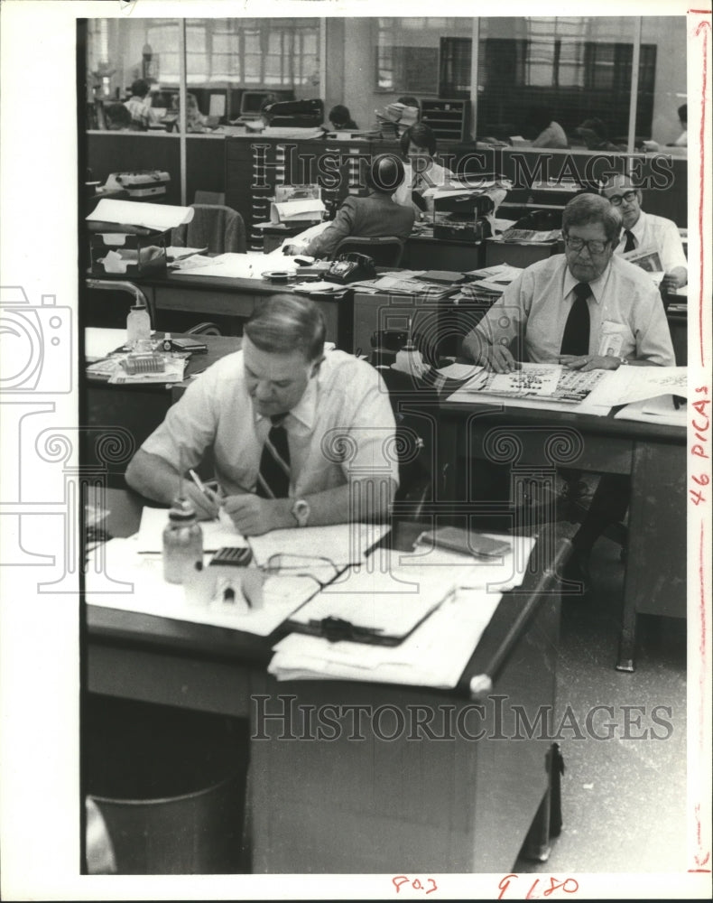  Press Photo Men work at desks in large office- Historic Images