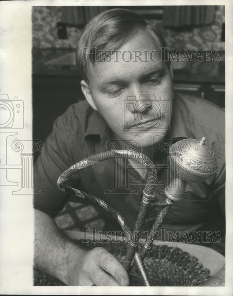 1972 Press Photo Wayne Hutchinson, Birmingham Police Officer with a Hookah Pipe- Historic Images