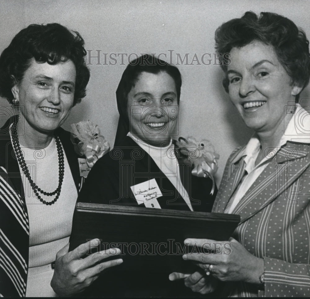 1974 Press Photo &quot;Birmingham News&quot; Presented Health Contributions Award- Historic Images