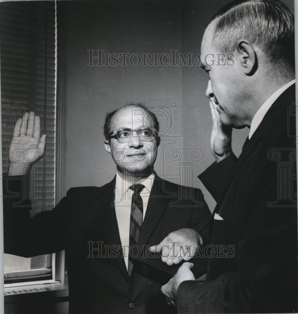 1969 Press Photo New Circuit Court Judge Joe Jasper of Birmingham being sworn in- Historic Images