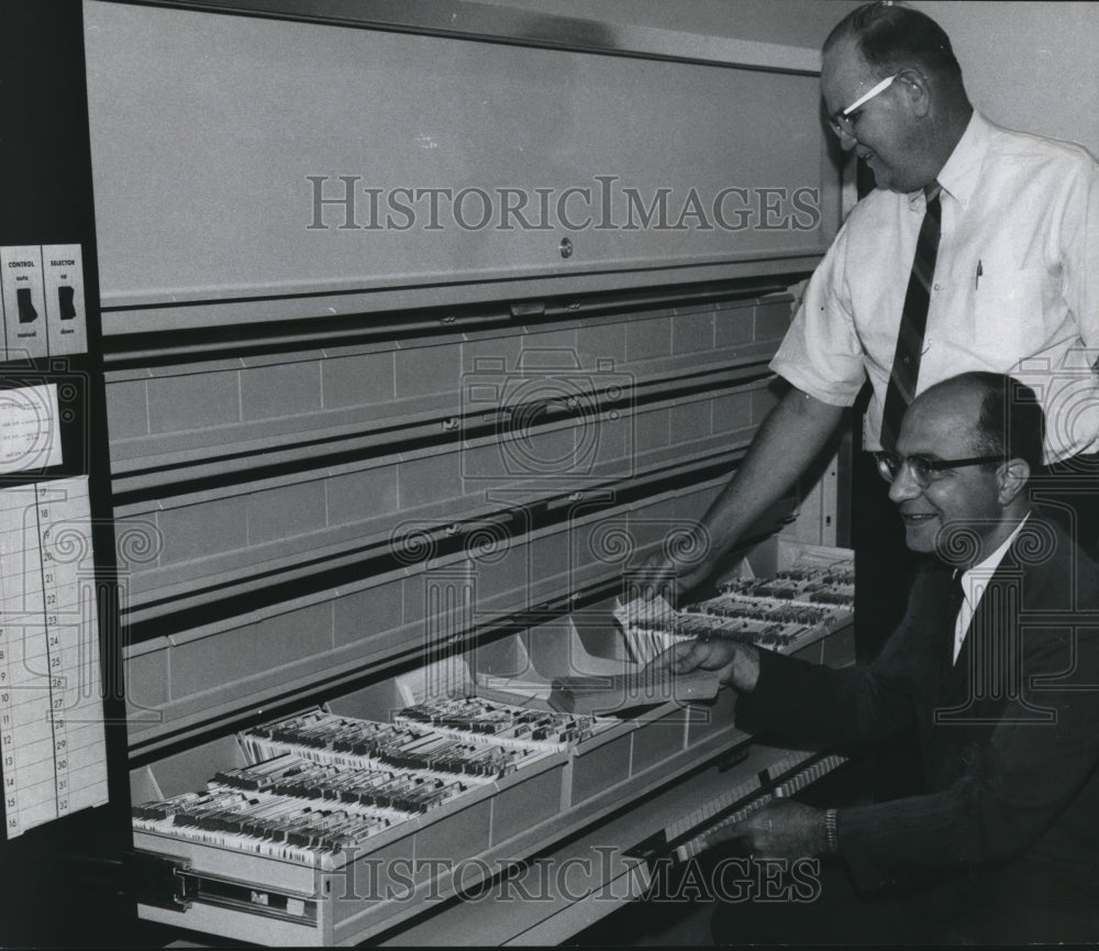 1967 Press Photo Index card machine, Roscoe T. Avery and Judge Joe Jasper- Historic Images