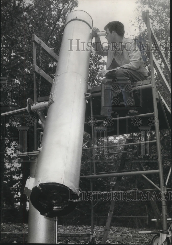 1969 Press Photo Conrad Kussner of Birmingham, Alabama at his Apollo watch post- Historic Images