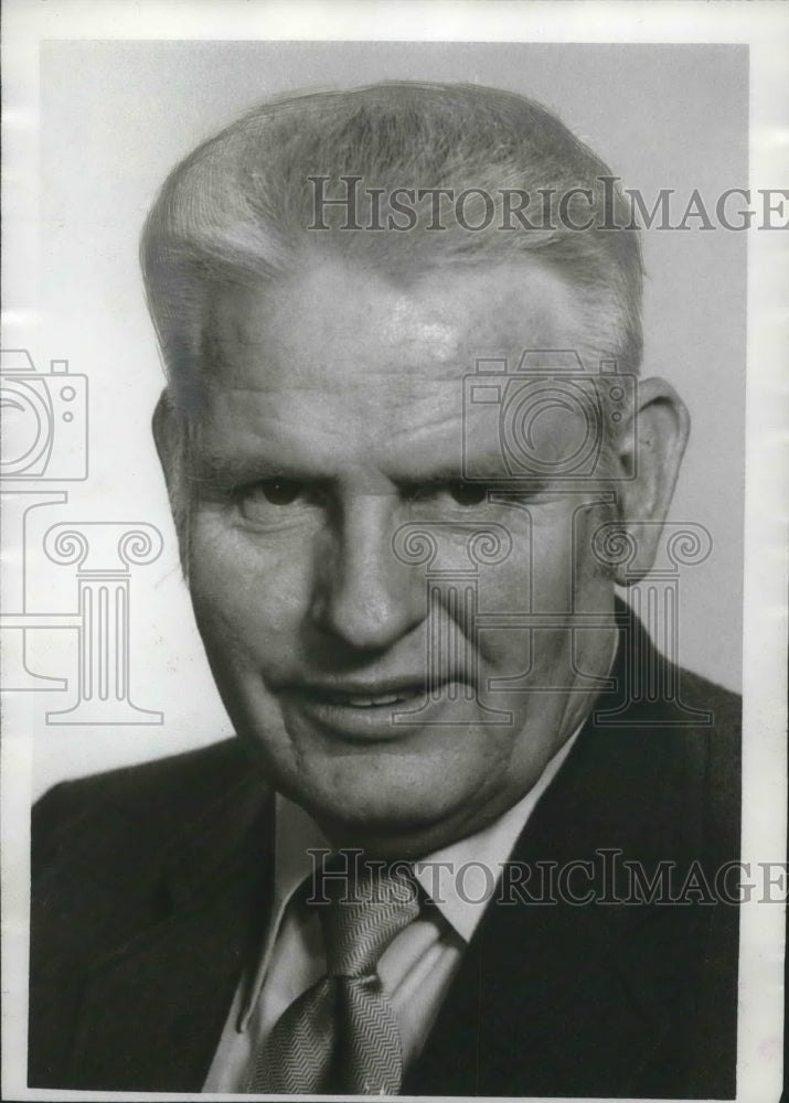 1971 Press Photo Doctor Earl M. Jones, Veterinarian- Historic Images