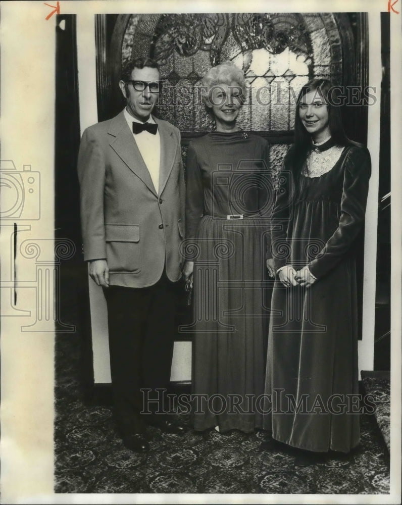 1974 Press Photo Mr. and Mrs. G. Lloyd Cowan III, debutante daughter Elizabeth