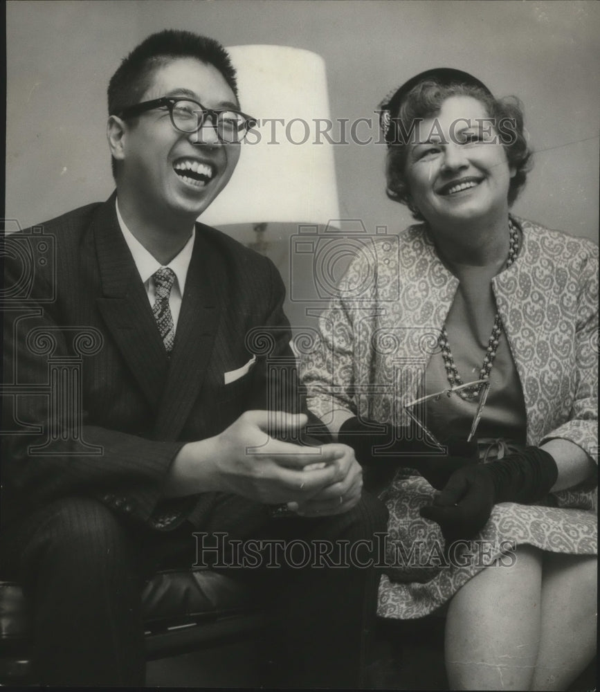 1963 Press Photo Lois Whitten and Hiddeo Koike at BPW event- Historic Images