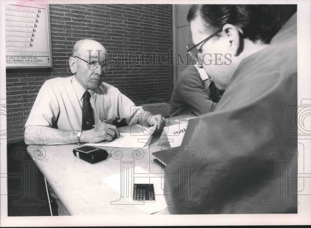 1989 Press Photo Volunteer Robert F. Walker Helps with Ta Forms- Historic Images