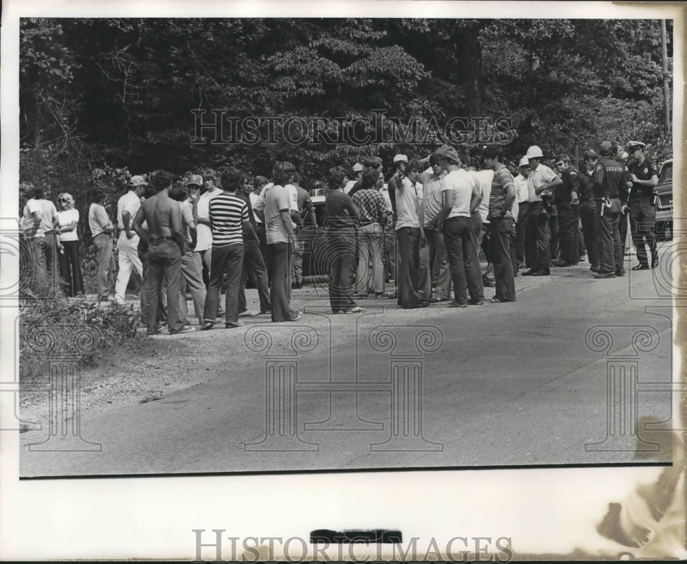 1974 Press Photo Bystanders and Spectators after Bobby Duke, Jr News - abna34124
