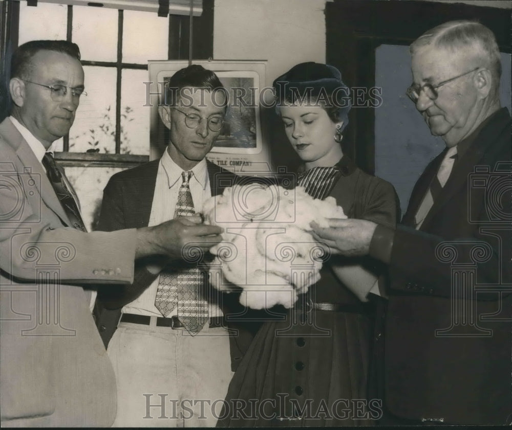 1953 Press Photo Alabama Maid of Cotton Hope White with F. K. Agee, Others- Historic Images