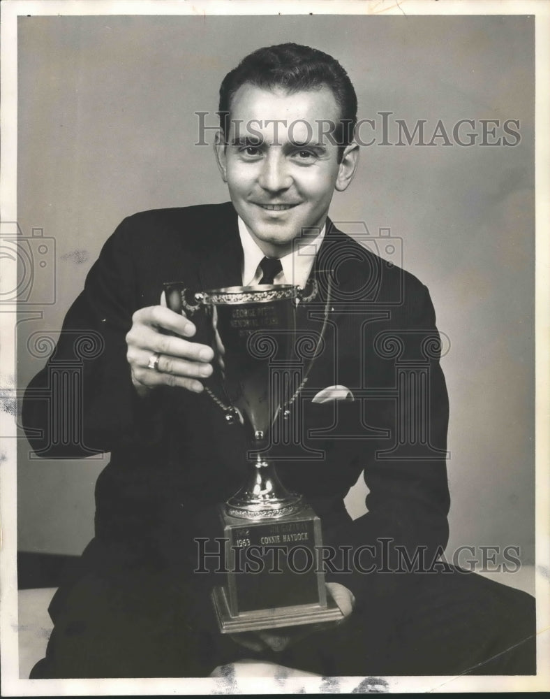 1964 Press Photo V. C. Hadock of Shades Valley Jaycees holds trophy- Historic Images