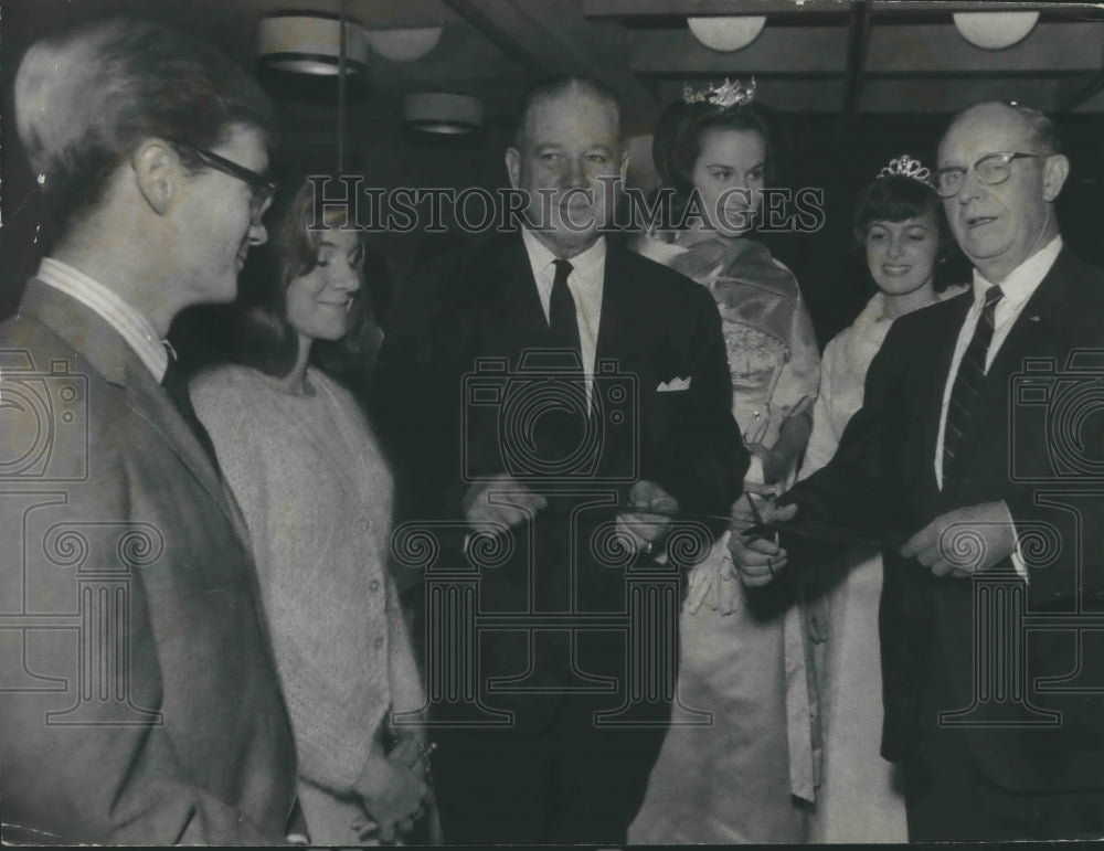 1966 Press Photo W. Cooper Green, others, film cutting to open theater, Alabama- Historic Images