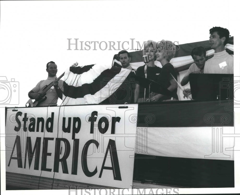  Press Photo Lisa Taylor Wallace on stage at Wallace campaign with others- Historic Images