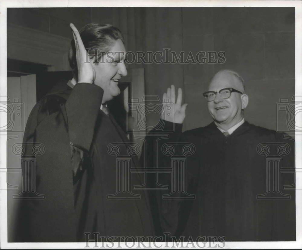 1972 Press Photo Judges Howell Heflin and John Harris taking oath in courtoom- Historic Images