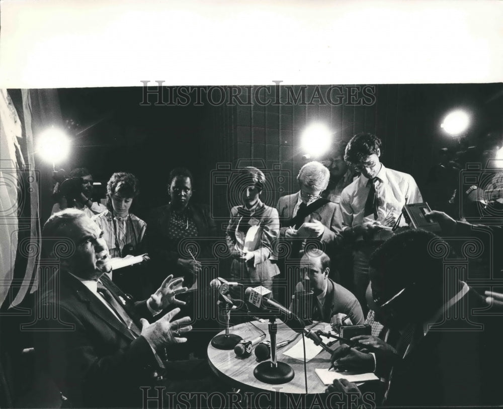  Press Photo George Wallace, candidate for Alabama Governor, press conference- Historic Images