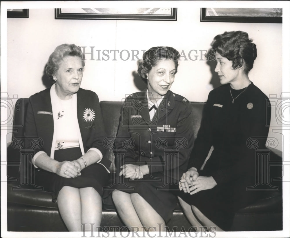 1964 Press Photo Colonel Emily Gorman, Womens Army Corp with unidentified ladies - Historic Images