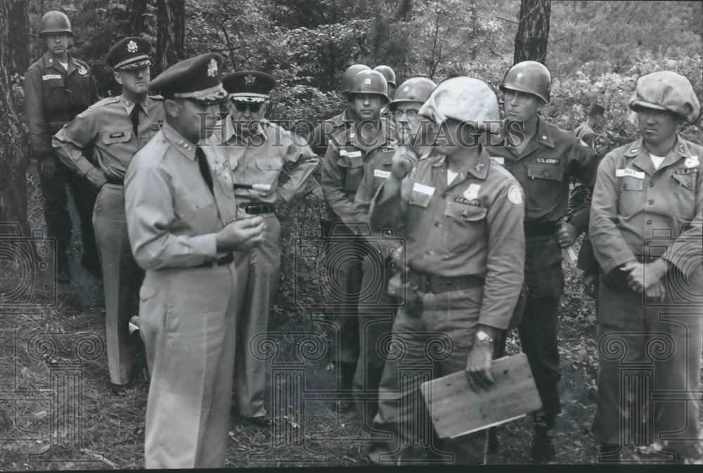 1961 Press Photo Officers in conference at Fort McClellan, Alabama- Historic Images