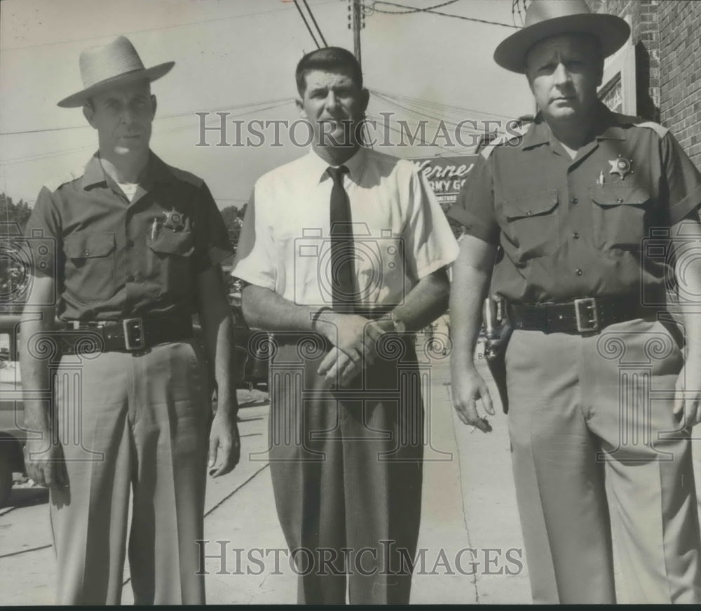 1963 Press Photo Grady Keller, accused of murder, with deputies, Alabama- Historic Images