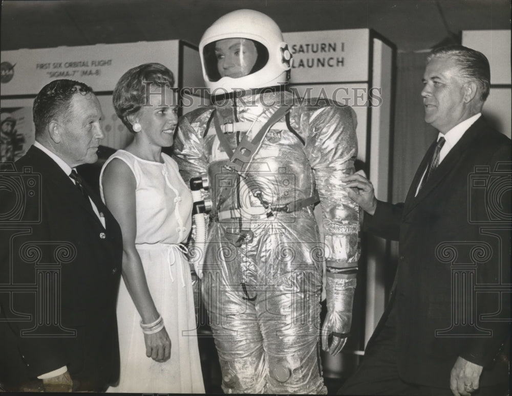 1965 Press Photo John Gill, Mrs. Joseph Shannon, Doctor David A. McCoy, Spaceman - Historic Images