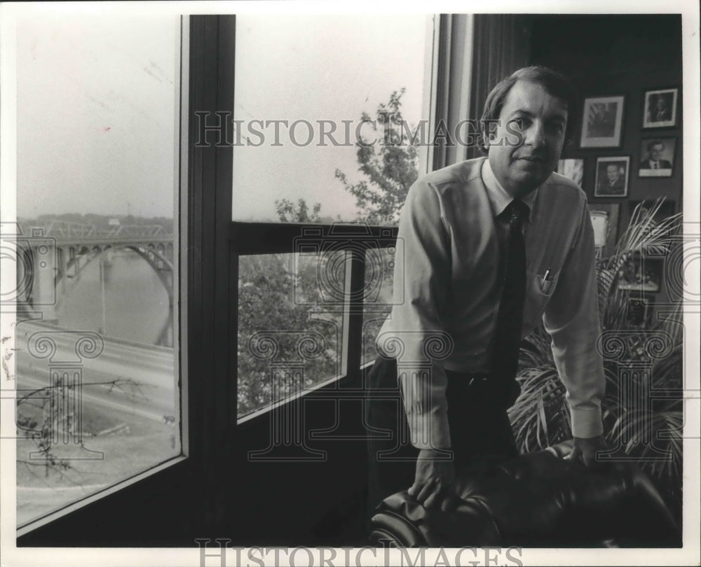 1986 Press Photo Gadsden Mayor Steve Means in his City Hall office, Albama