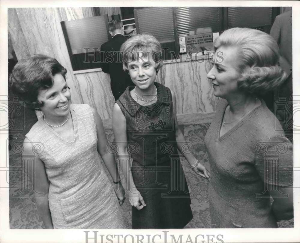 1966 Press Photo Three women at Republican Convention, Alabama - abna37462