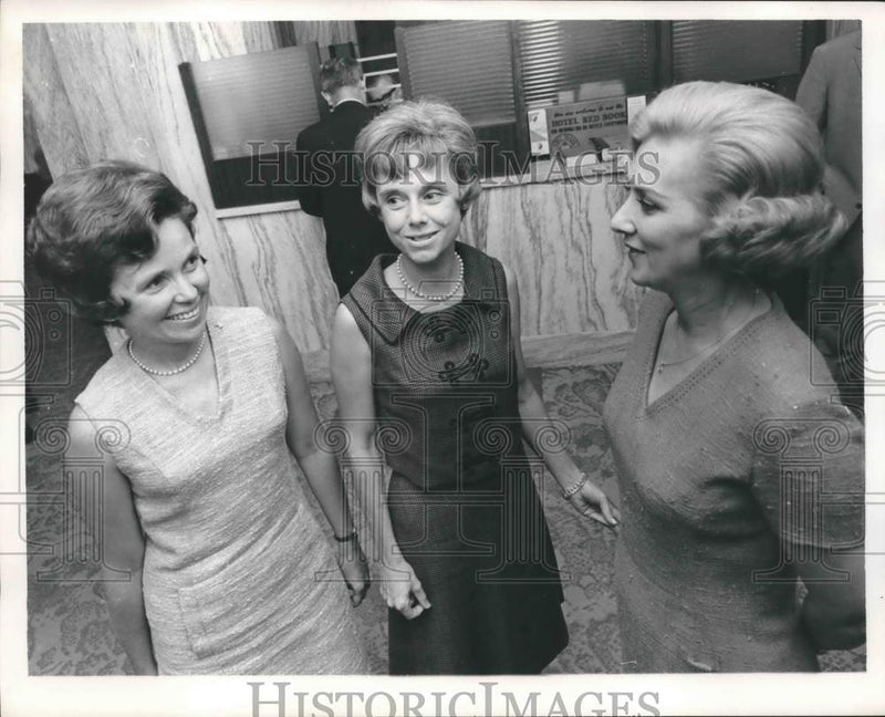 Load image into Gallery viewer, 1966 Press Photo Three women at Republican Convention, Alabama - abna37462
