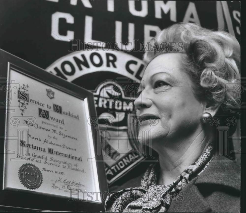 1971 Press Photo Mrs. James Sizemore Receives &quot;Service To Mankind Award&quot;- Historic Images